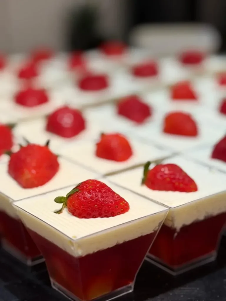 aardbeiendessert, cupjes met laagjes room
